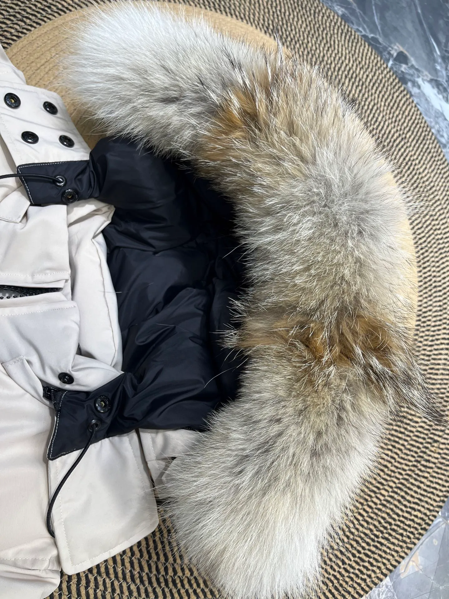 P860 Canada Goose Canada # Expedition04 Parker, a treasure of Canadian origin! Limited supply worldwide! Canada Goose Model 04 is a top-notch couple model, polar cold-proof outdoor series fur collar detachable hooded parka down jacket, the first Goose in 2024. I hope my partners like the top quality, and I hope everyone can evaluate it together! The most popular cool items of the Big Goose family in 2024 are online. The same popular product of Yi Yang Qianxi is said to be a joint limited edition Big Goose that cannot be bought in autumn and winter. If you dislike the sameness of the Big Goose in the past, then this model will definitely give you a different experience! This year's most powerful couple's collection for autumn and winter is online, a top-notch luxurious ready-to-wear style, paired with an outdoor warm down jacket with great style and charm! The most standard and classic items of the Daye family in the past two years are equipped with unique reflective stripes for embellishment, which further shows the high-end fashion performance effect. With the embellishment of hardware buckles, it has excellent performance effect. The upper body is clean, simple and elegant, even for urban leisure. It is suitable for various occasions. Designed with large pockets, this model has a large capacity and is equipped with reflective stripes, making it safer at night. It is suitable for various adventure activities. It is made of windproof and waterproof technical materials. The interior is filled with full white duck down, which is absolutely cold-proof and warm. It also has a stand-up collar design and fine fluff at the collar, with meticulous attention to detail! The charm of this model is also more spiritual, and the upper body has more temperament and specifications. It perfectly shows the ultra-high standard of fashionable performance of this model, integrating outdoor and life, and you can even create high-street wear! The most pinnacle limited-edition goose that we have presented so far, both in terms of design and detailed materials, it is completely outstanding. The grand and evergreen version design is matched with cool reflective elements. The overall appearance can be said to be quite high, and it has that kind of powerful outdoor performance! It combines high-end casual attributes with high-street style. It is high-grade, domineering, warm, and beautiful. The visibility of the upper body is quite strong, and the configuration of the owl element is highly brand-recognizable. It fully complements the overall brand performance and visual effects, and also has the high-end sense of fashion and fashionable performance. It is a must-buy product because it is the most awesome down brand on the planet and one of Canada's three national treasure brands. It is also a sentimental down luxury brand. In the field of polar cold-proof clothing, Goose has made an irreplaceable contribution... Size: xs s m l xl